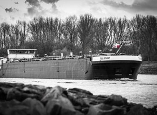 Vrachtschip in woonwijk ramt steigers en bootjes 