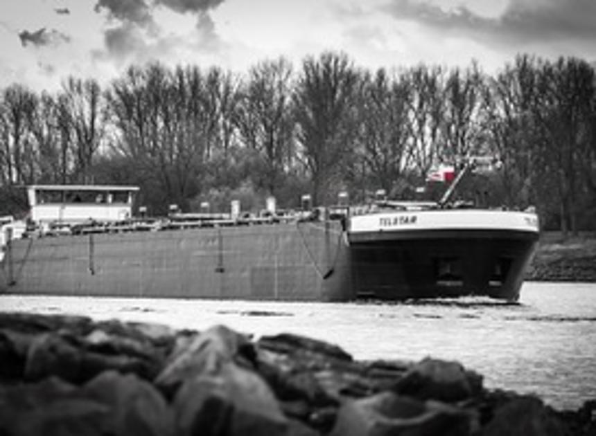 Vrachtschip in woonwijk ramt steigers en bootjes 