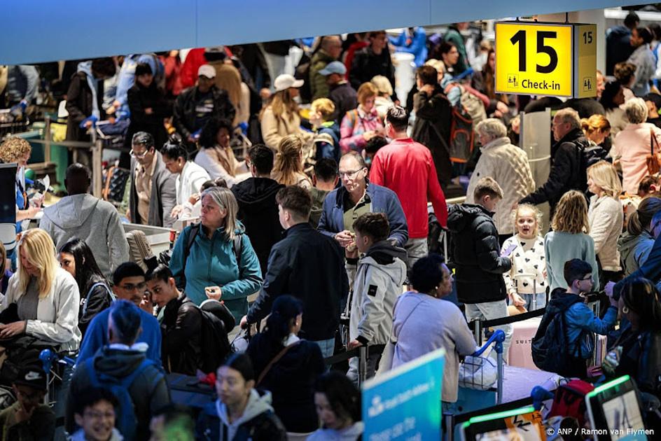 Marechaussee: houd rekening met drukte op Schiphol door vakantie