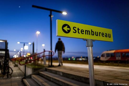 Treinreizigers weten stembureaus goed te vinden op NS-stations