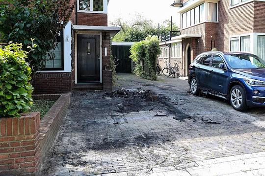 Politie deelt beelden van brandstichting auto Leeuwarder burgemeester Buma
