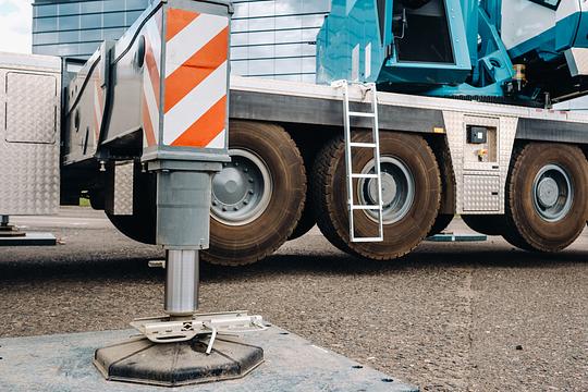 Westfrisiaweg afgesloten voor verkeer nadat vrachtwagen een verkeersbord raakt 