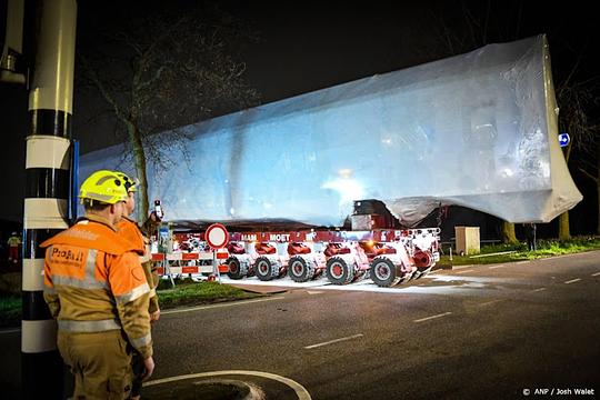 Kapotte treinstellen uit weiland Voorschoten aangekomen in Amersfoort