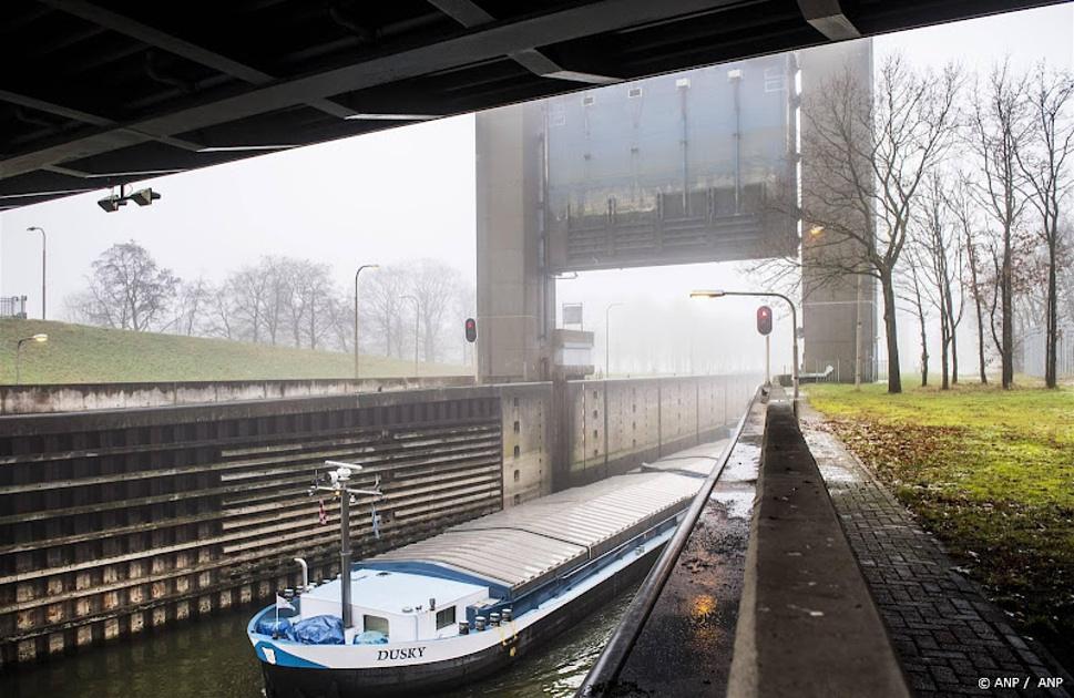 Sluis in Maas bij Grave gestremd door storing
