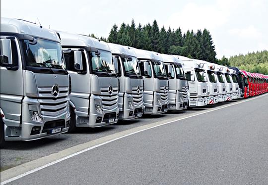 Rij met vrachtwagens