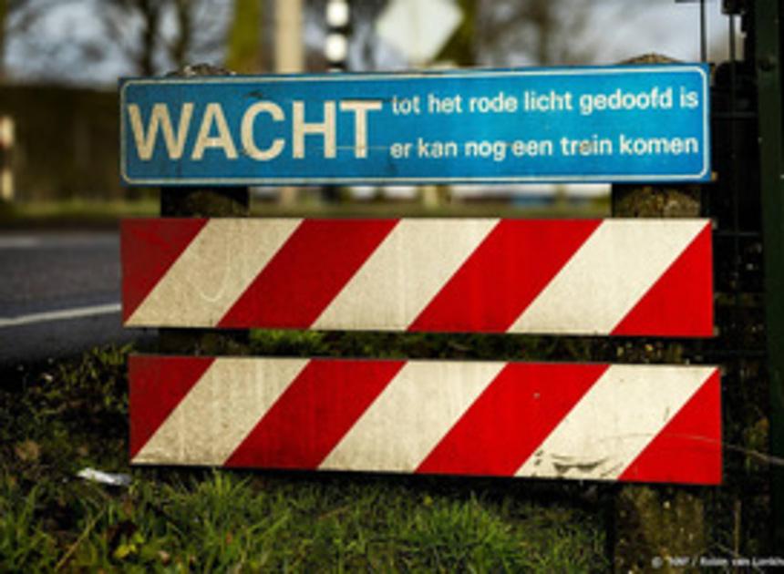 Aanrijding tussen bus zonder passagiers en trein in Brabant