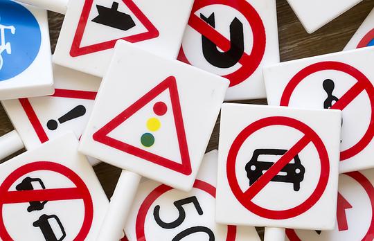 Verkeersbord in Amsterdam laat alleen mannen met kleine penis de straat inrijden 