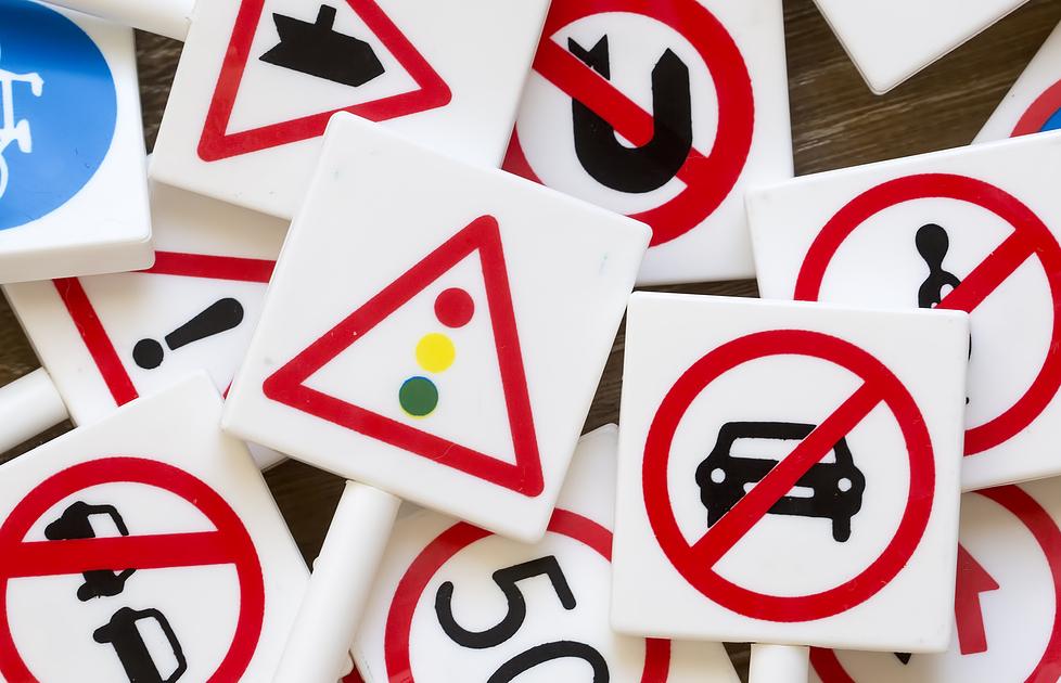 Verkeersbord in Amsterdam laat alleen mannen met kleine penis de straat inrijden 