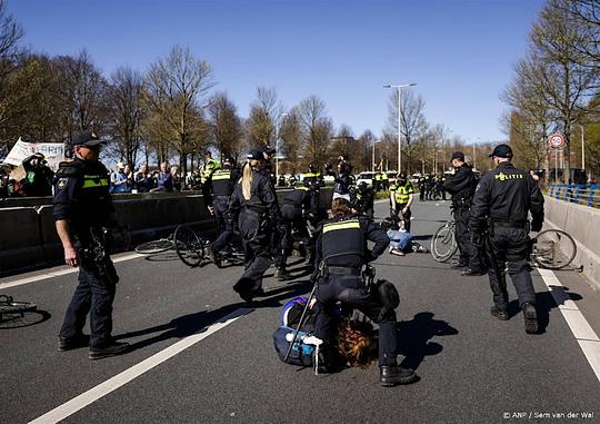 Zo'n veertig klimaatactivisten aangehouden op A12 en zitten nog vast
