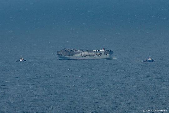 Vrachtschip Fremantle Highway op weg naar Eemshaven