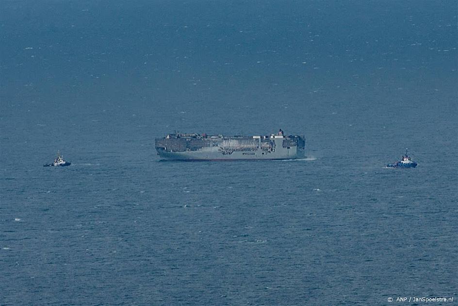 Vrachtschip Fremantle Highway op weg naar Eemshaven