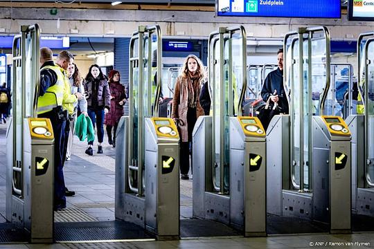Vollere treinen en drukke perrons op station Amsterdam Zuid