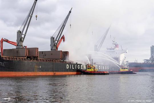 Lading moeilijk bereikbaar: brandweer pompt water in schip Amsterdam