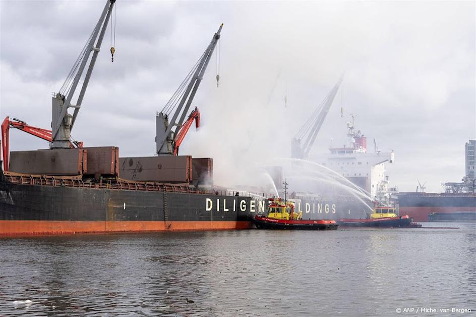 Lading moeilijk bereikbaar: brandweer pompt water in schip Amsterdam