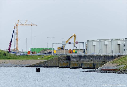 Nieuwe spuisluizen Afsluitdijk later voltooid door duikongeval