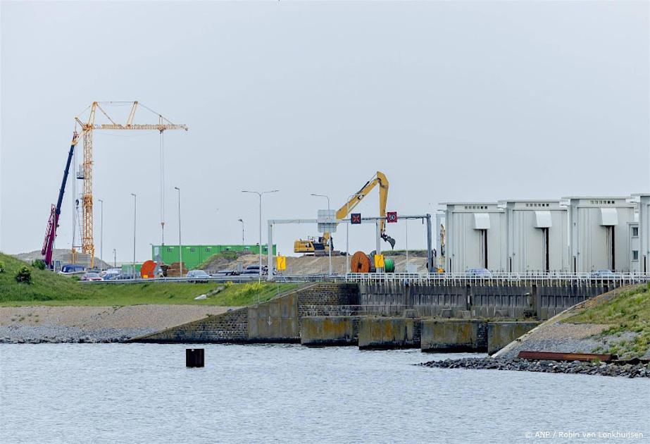 Nieuwe spuisluizen Afsluitdijk later voltooid door duikongeval