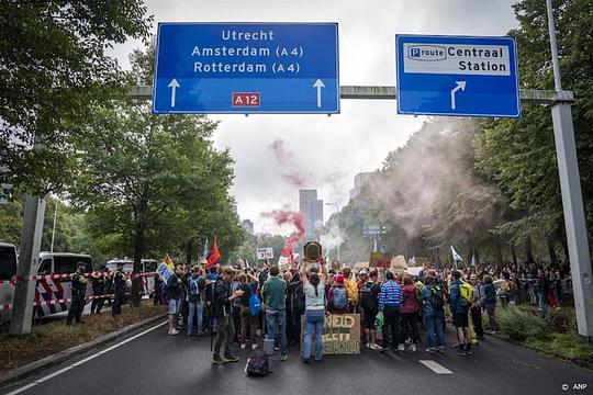 Ruim 100 aanhangers van Extinction Rebellion lopen weer tunnelbak A12 in