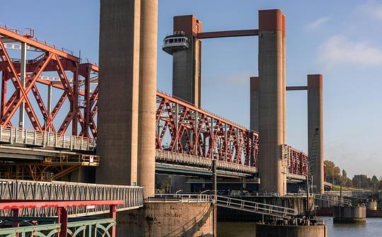 Sabotage Spijkenisserbrug veroorzaakt flinke chaos voor verkeer en scheepvaart