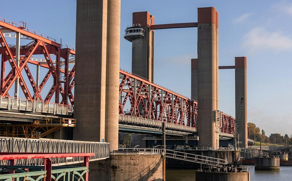 Sabotage Spijkenisserbrug veroorzaakt flinke chaos voor verkeer en scheepvaart