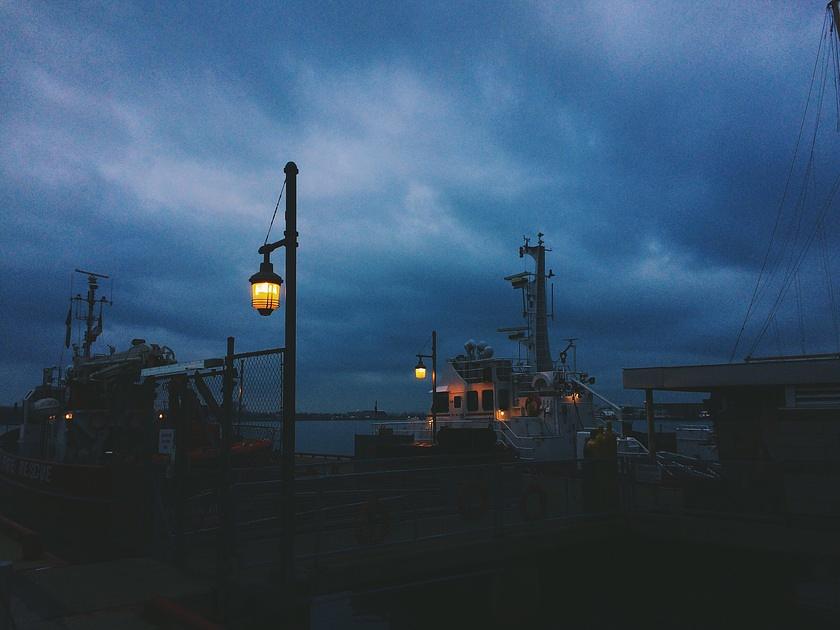 Auto rijdt bij openstaande brug het water in, inzittenden overleden 