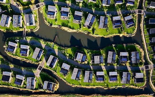 Inflatie daalt door prijsdaling vliegtickets en bungalowparken