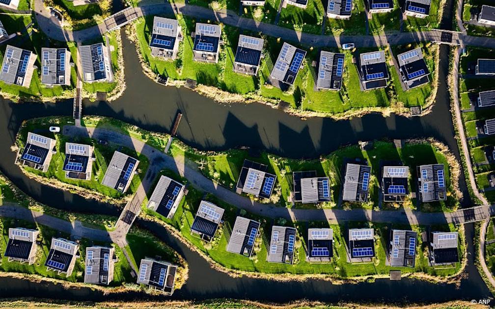 Inflatie daalt door prijsdaling vliegtickets en bungalowparken