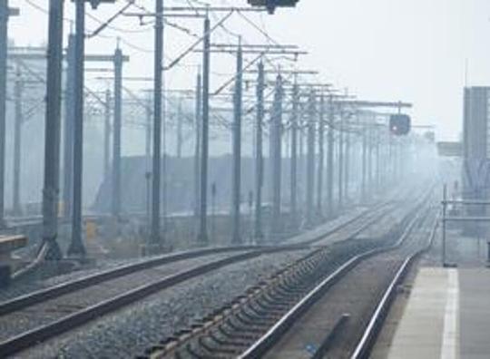 Reizigers Amsterdam Zuid staan drie kwartier voor gesloten deuren 