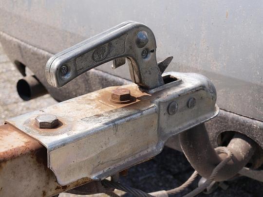 Trein raakt stilstaande auto met aanhanger in Prinsenbeek