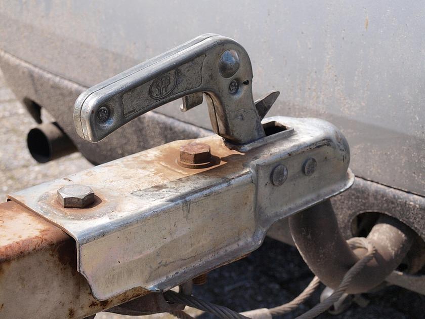 Trein raakt stilstaande auto met aanhanger in Prinsenbeek