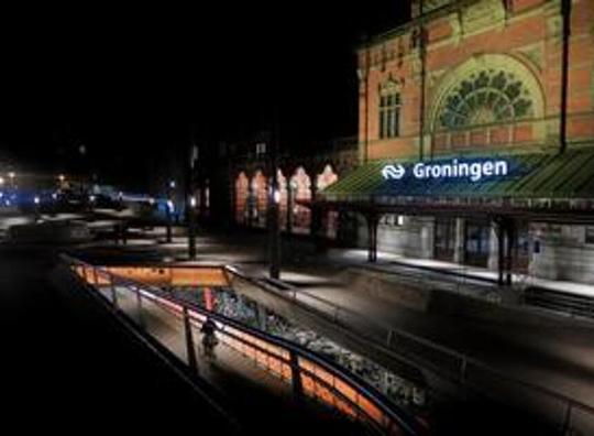 Studenten onthullen kunstwerk bij Groningen Spoorzone
