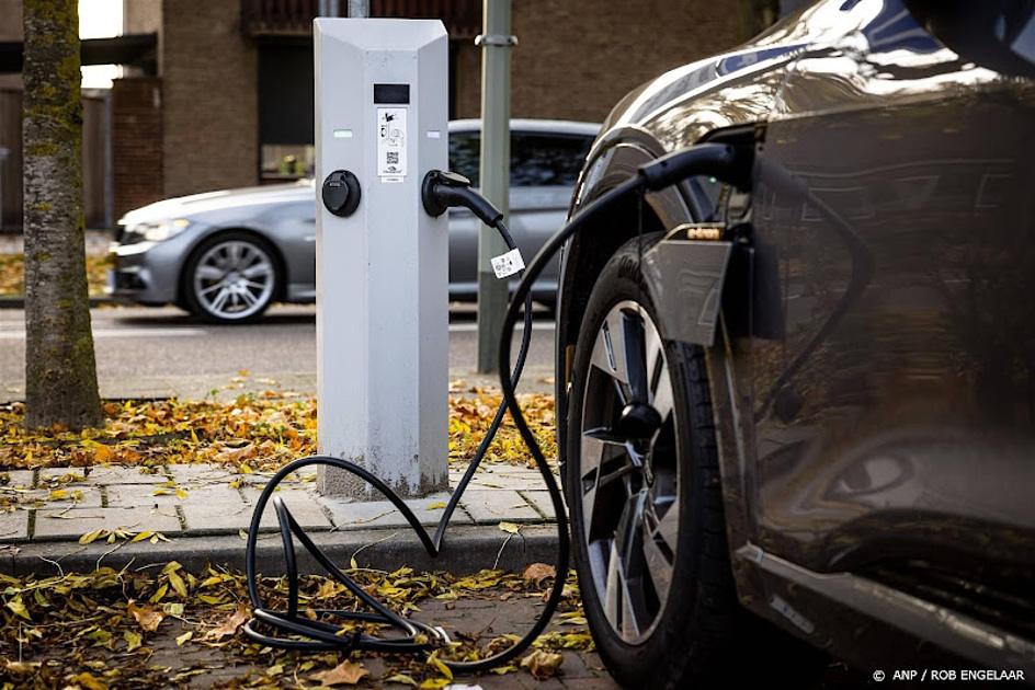 Opmars van stekkerauto op drukkere Nederlandse wegen