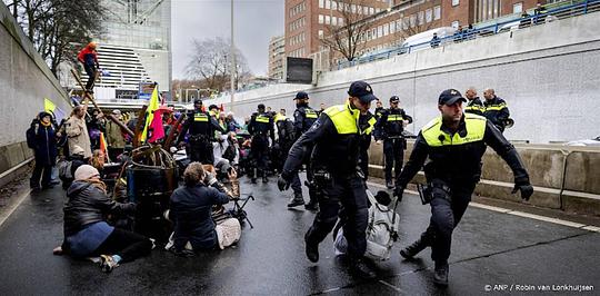 Politie grijpt in bij onaangekondigd klimaatprotest op A12