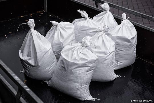 zandzakken-bij-valkenburgse-meer-om-ingezakte-oever