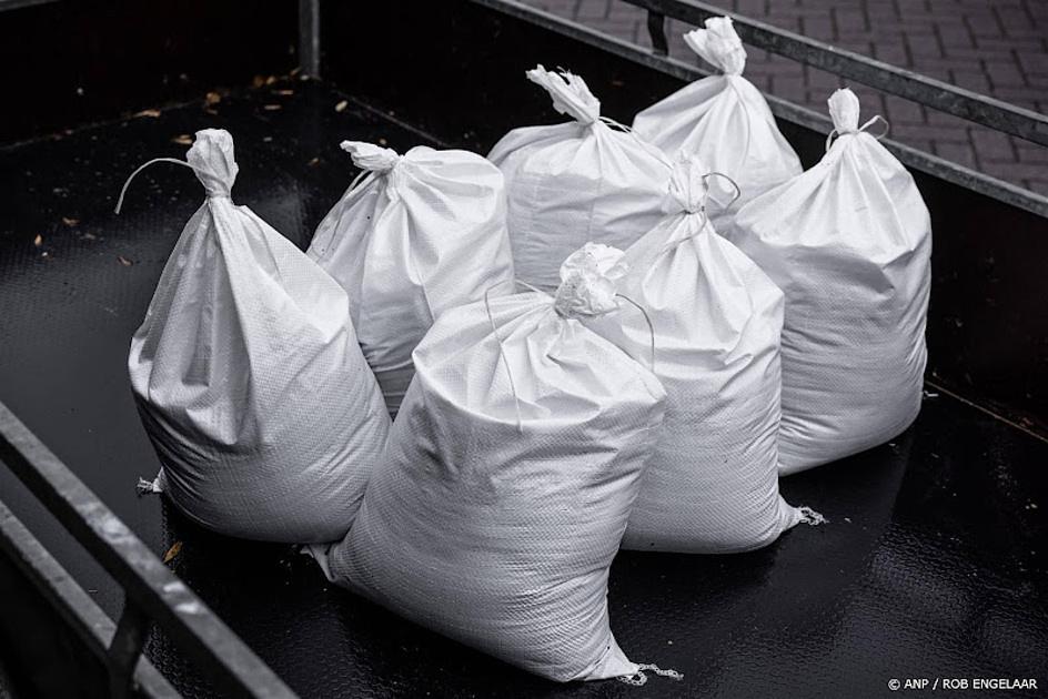 zandzakken-bij-valkenburgse-meer-om-ingezakte-oever