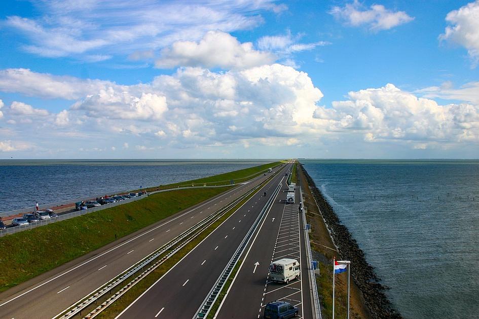 Afsluitdijk opnieuw in beide richtingen gesloten, weer een storing bij de Stevinsluizen 
