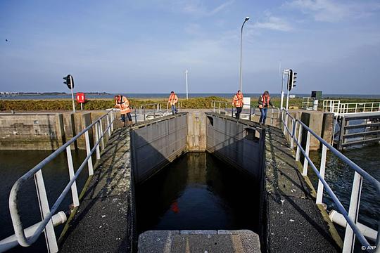 Afsluitdijk dicht in beide richtingen door technische problemen
