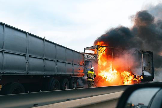 A73 door brandende vrachtwagen tot 14.00 uur afgesloten voor ander verkeer