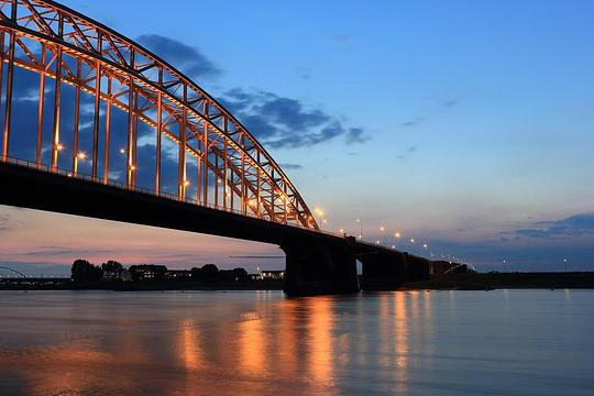 Binnenvaartschip met kool aan de grond in Waal bij Nijmegen