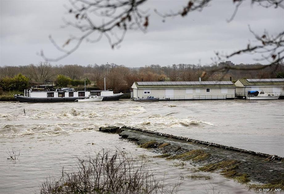 Doorgebroken dam Maastricht wordt gedicht met tonnen aan stenen