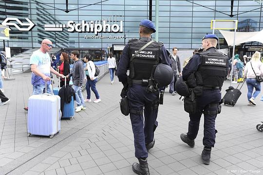 Extra marechaussee tegen lopende reizigers op Schipholterrein