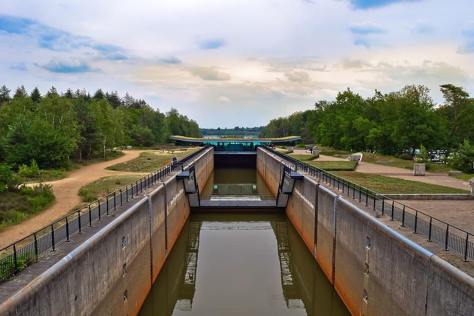 Luxe schepen mochten wel door kapotte sluis varen omdat Rijkswaterstaat bang was voor claim 