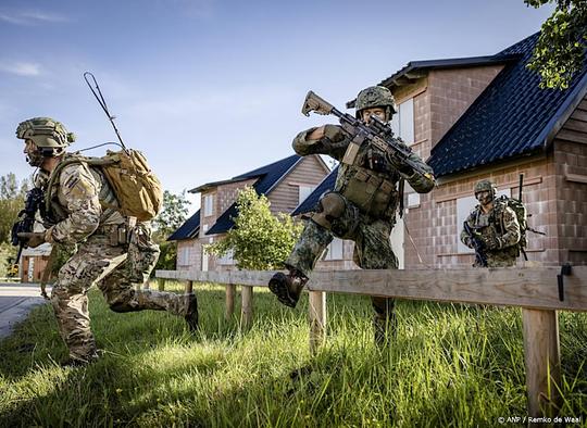 Defensie steekt extra geld in pantservoertuigen, drones en medici
