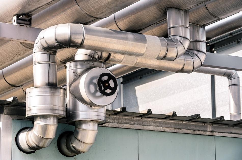 Nederlands bedrijf SMT helpt bij overpompen olie uit afbrokkelend schip