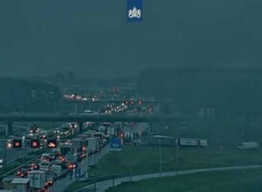 Bakwagen omgekiept op de A2 richting Den Bosch door zware windstoten