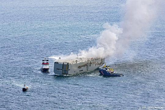 Brand vrachtschip Fremantle Highway kan nog dagenlang duren