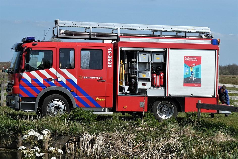 Auto's in vlammen op onder Emmaviaduct Groningen