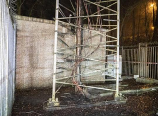 Twee zendmasten langs A50 bij Apeldoorn in brand gestoken