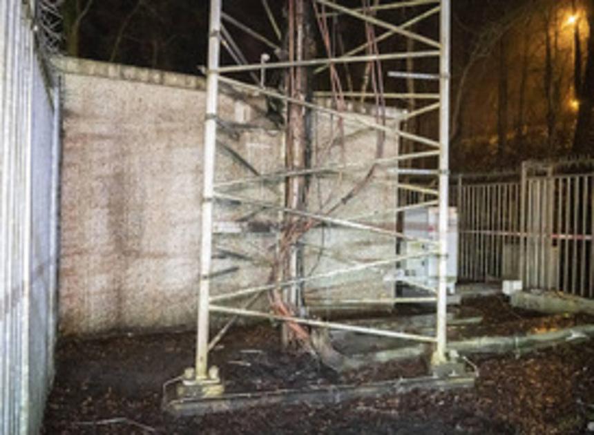 Twee zendmasten langs A50 bij Apeldoorn in brand gestoken
