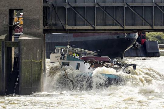 Woensdagavond nieuwe poging om schip bij Maastricht los te maken