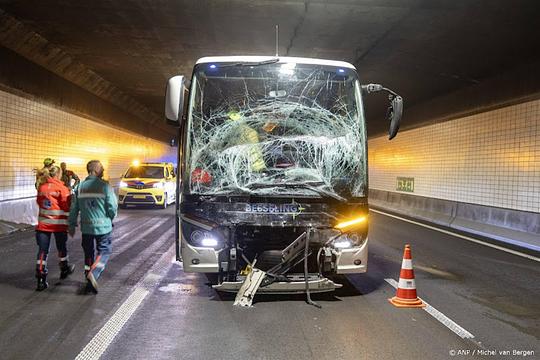 Wijkertunnel weer open na ongeluk met bussen vol AZ-supporters